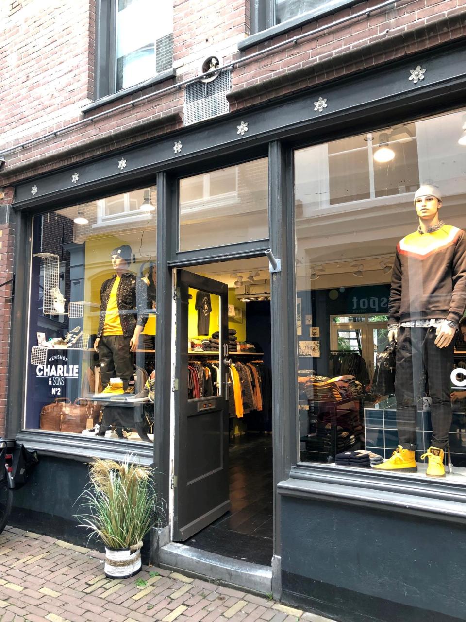 Vooraanzicht winkel Charlie en Sons